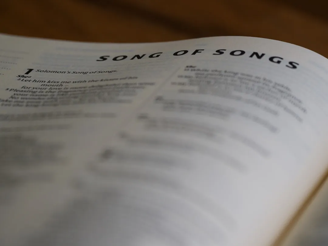 A palavra que se torna oração pessoal Página de um hinário antigo, destacando uma única palavra.