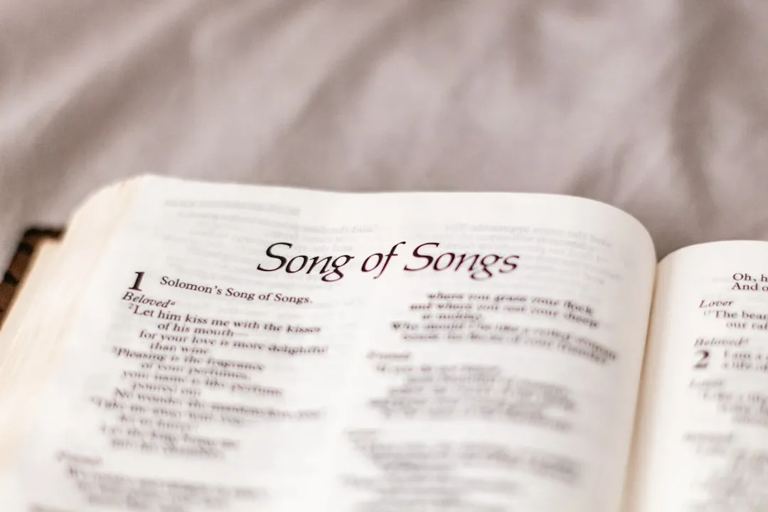 Página de livro branco em tecido branco Página de livro branco em tecido branco