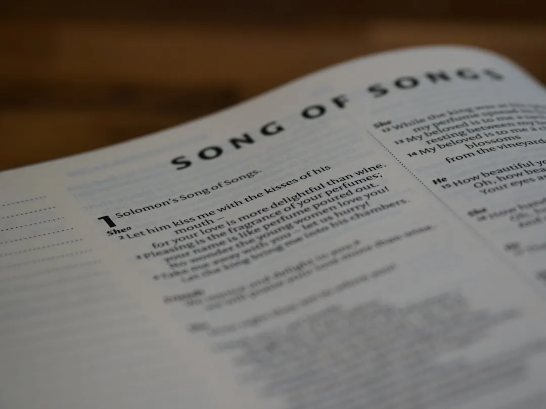 Uma carta escrita à mão sobre uma mesa, representando a comunicação pessoal com Deus